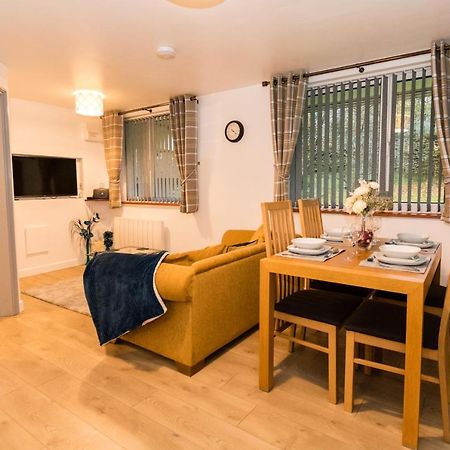 1 Bedroom Newton Apartment L Free Parking L Wigan Royal Infirmary L Haigh Hall L Central Location ภายนอก รูปภาพ