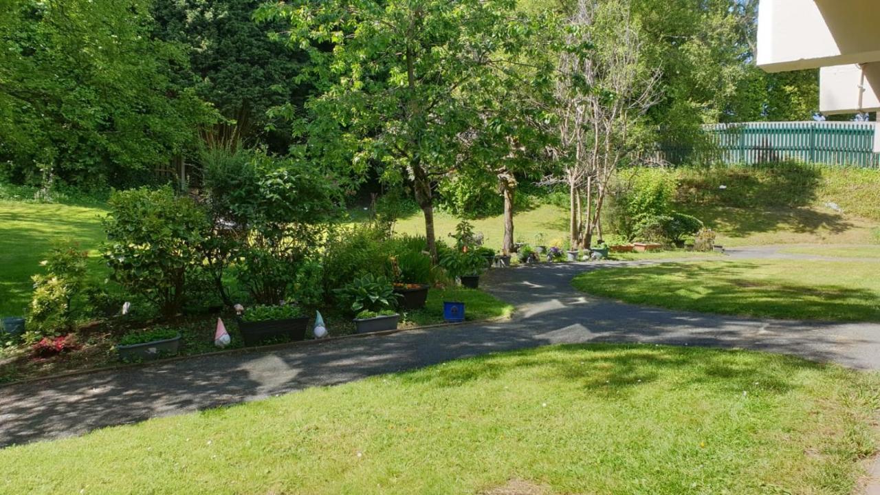 1 Bedroom Newton Apartment L Free Parking L Wigan Royal Infirmary L Haigh Hall L Central Location ภายนอก รูปภาพ